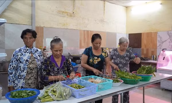 Ấm lòng người nghèo từ những quán cơm nghĩa tình