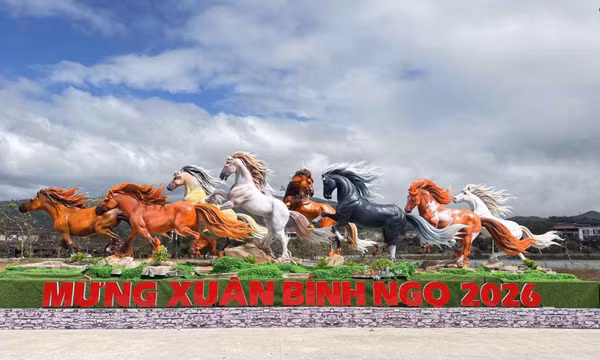 Linh vật ngựa Tết Bính Ngọ đọ sắc ở các tỉnh thành