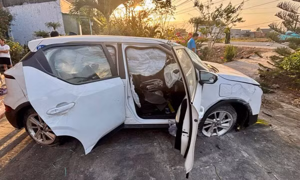 Xe taxi va chạm xe máy rồi lao vào sân nhà dân ở Lâm Đồng