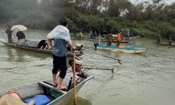 Lật thuyền trên sông Gianh, nhiều người mất tích