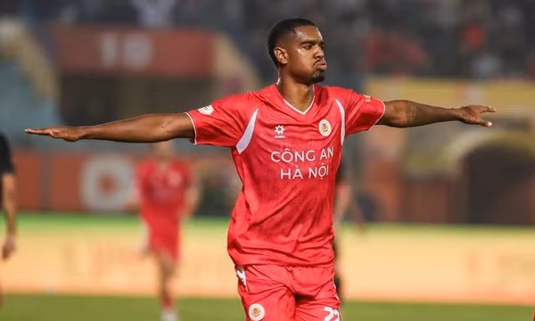 Thắng Ninh Bình, Công An Hà Nội giành ngôi đầu V-League