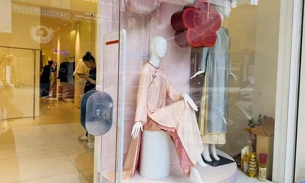 Chen lấn mua áo dài Tết, giá bị đẩy thêm tới 700.000 đồng trên 'chợ đen'
