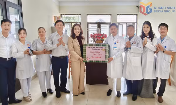 Phó Chủ tịch UBND tỉnh Nguyễn Thị Hạnh thăm, tặng quà Tết Trạm Y tế phường Hà An