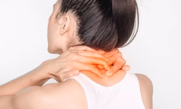 Đau cổ vai gáy khi ngủ dậy phải làm sao?