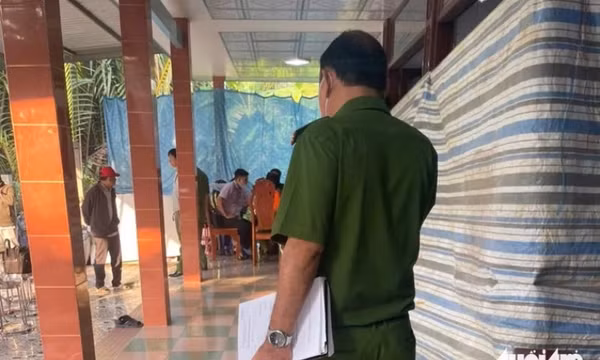 Uống rượu ngâm dây mỏ quạ tại nhà, 2 người chết, 3 người nhập viện cấp cứu