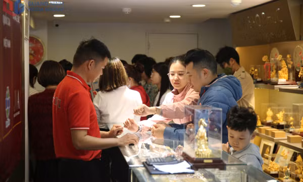 Người dân tấp nập mua vàng Ngày vía Thần Tài