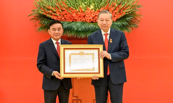 Trao Huy hiệu 45 năm tuổi đảng tặng đồng chí Tổng Bí thư Tô Lâm