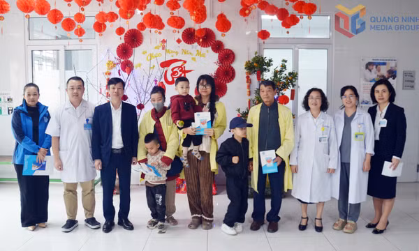 BHXH tỉnh tặng quà Tết cho bệnh nhân có hoàn cảnh khó khăn 
