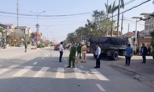 Va chạm với xe tải, một phụ nữ tử vong