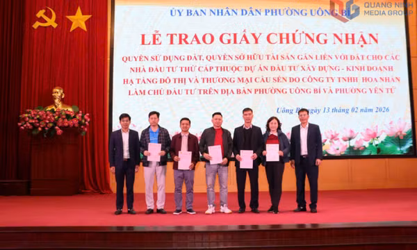 Trao giấy chứng nhận quyền sử dụng đất cho các hộ dân Dự án Khu đô thị và thương mại Cầu Sến