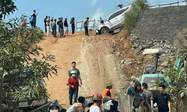 Ôtô con mất lái lao ra khỏi cao tốc Nội Bài – Lào Cai, 2 người bị thương nặng