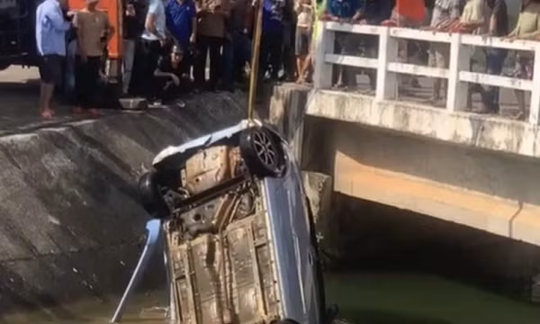 Phát hiện xe hơi biển số TP.HCM và 2 thi thể dưới đập dâng Văn Phong, Gia Lai