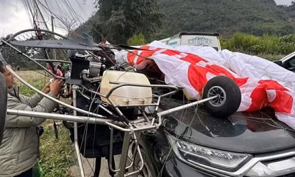 Dù lượn rơi vào ôtô gây ách tắc Quốc lộ 4C