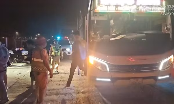 Xe khách trên cao tốc Vĩnh Hảo - Phan Thiết 'nhồi' thêm 8 người bị lập biên bản