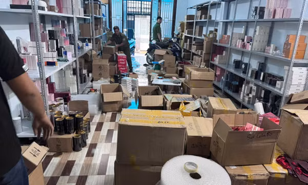 Bán hơn 10.000 chai nước hoa giả thương hiệu lớn, 4 người ở TP.HCM bị bắt