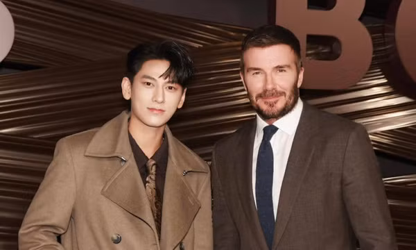 Lý do bức ảnh anh trai say hi Isaac chụp cùng David Beckham gây sốt mạng