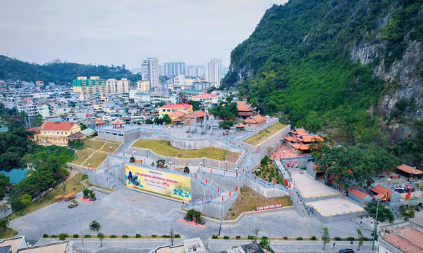 Đền Đức Ông Trần Quốc Nghiễn và khu văn hoá núi Bài Thơ: Điểm du lịch tâm linh giữa miền di sản