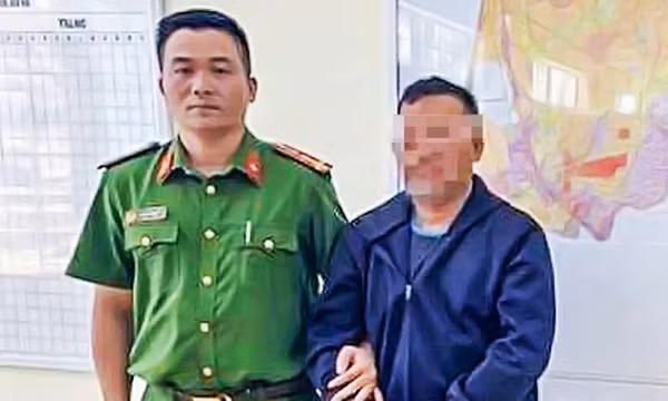 Đang nhậu, đòi mua rượu uống tiếp bị vợ ngăn cản, chồng tạt xăng đốt vợ