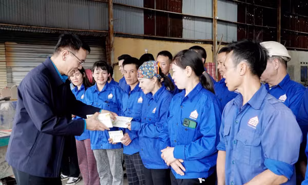  LĐLĐ tỉnh thăm, động viên công nhân làm việc xuyên Tết tại Quảng Yên