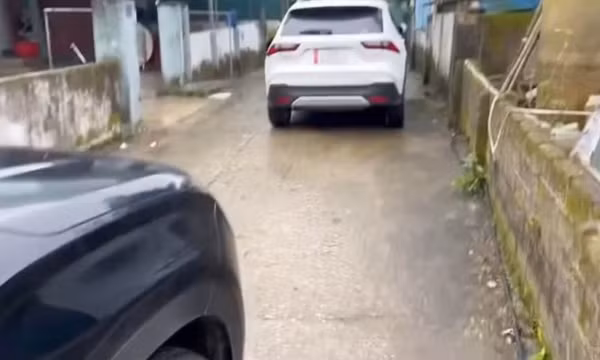 Bị nhắc vì đỗ xe chắn đường, người đàn ông ở Hà Tĩnh lái thêm ô tô chặn hậu