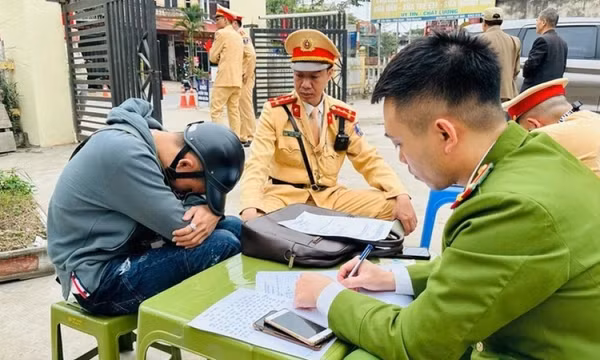 Chạy xe máy không biển số, thanh niên tông thẳng vào cảnh sát tại chốt đo nồng độ cồn