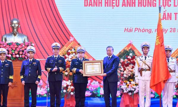 Xây dựng thế trận quốc phòng toàn dân và 'thế trận lòng dân' trên biển ngày càng vững chắc