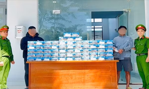 Bắt giữ 2 thanh niên dùng xe ôtô con vận chuyển pháo lậu