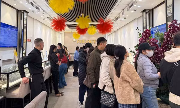 Giá bạc trong nước bật tăng, cửa hàng tấp nập khách giao dịch