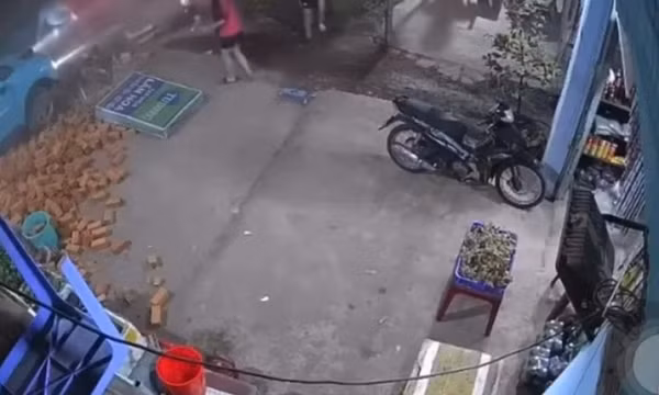 Camera ghi cảnh cứu người bị nạn dưới gầm ô tô, người đàn ông bị tài xế hành hung ở TP.HCM
