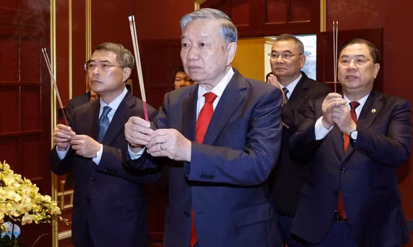 Tổng Bí thư Tô Lâm dâng hương tại Khu Di tích Hoàng thành Thăng Long và Di tích Nhà 67