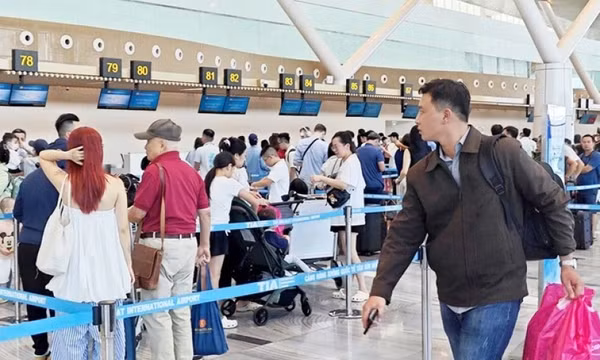 Vé máy bay Tết nhiều chặng khan hiếm, giá tăng vọt