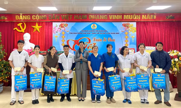 LĐLĐ tỉnh tặng quà Tết cho đoàn viên có hoàn cảnh khó khăn