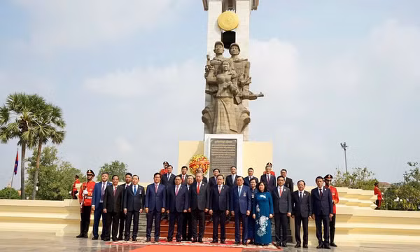 Tổng Bí thư Tô Lâm đặt vòng hoa tại Đài Độc lập, Đài tưởng niệm cố Quốc vương Norodom Sihanouk, Đài Hữu nghị Campuchia-Việt Nam tại Phnom Penh