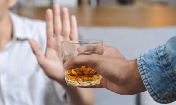 Từ chối chén rượu mừng ngày Tết: Kém nhiệt tình hay hành động văn minh?