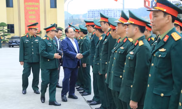 Đồng chí Bí thư Tỉnh ủy đến thăm, chúc Tết một số cơ quan, đơn vị làm nhiệm vụ trực Tết