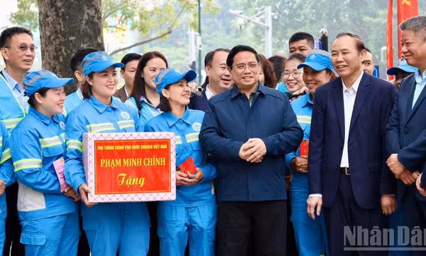 Thủ tướng Phạm Minh Chính thăm, động viên, chúc Tết công nhân vệ sinh môi trường ở Hà Nội