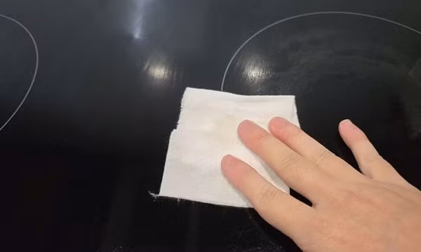3 bí quyết giúp bà nội trợ đánh bay dầu mỡ trên mặt kính bếp từ