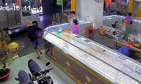 Cướp tiệm vàng tại xã Hiệp Phước, bị bắt sau 5 giờ khi đang 'phê' ma túy