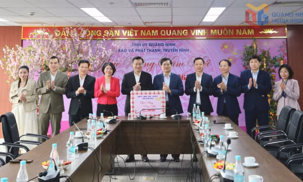 Đồng chí Vũ Quyết Tiến, Phó Bí thư Tỉnh ủy, thăm, chúc Tết một số đơn vị làm nhiệm vụ trực Tết