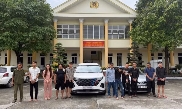 Bắt nhóm chặn đường phụ nữ đưa về nhà nghỉ đánh đập, ép chuyển tiền, tính bán qua Campuchia