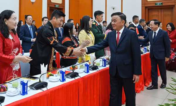 Thường trực Ban Bí thư Trần Cẩm Tú gặp mặt 96 Bí thư chi bộ xuất sắc