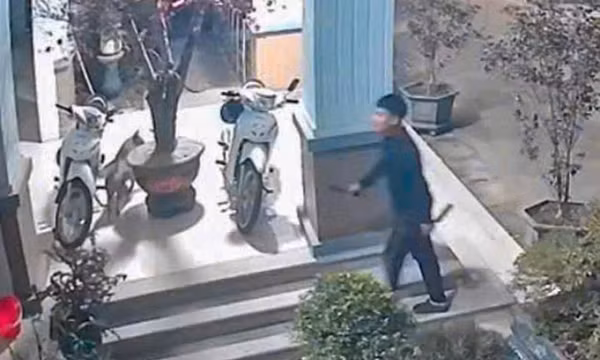 Tạm giữ người đàn ông mang 2 con dao đến trụ sở công an chửi bới, đe dọa