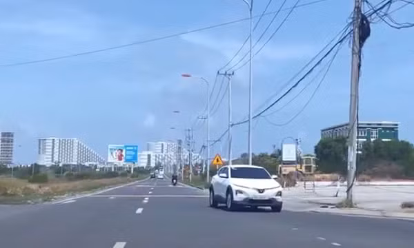 Xử phạt tài xế ô tô đi ngược chiều gần sân bay Cam Ranh