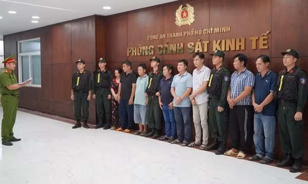 Công an TP.HCM triệt phá đường dây sản xuất xăng RON A95 giả quy mô lớn