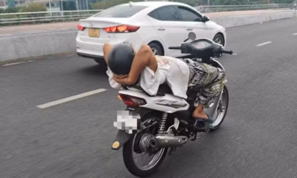 Xử lý quái xế thả hai tay khi điều khiển xe máy trên cầu Rồng, Đà Nẵng