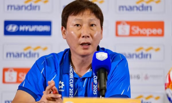 HLV Kim Sang Sik phủ nhận 'chơi chiêu' xếp chai nước ngăn U23 Indonesia ném biên