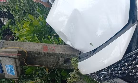 Xe ô tô đâm cột điện tại Bình Giang, TP Hải Phòng khiến đầu xe biến dạng