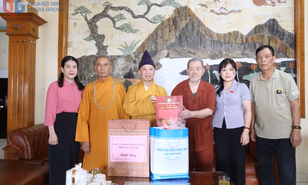 Đại biểu Quốc hội tỉnh thăm, tặng quà gia đình chính sách phường An Sinh