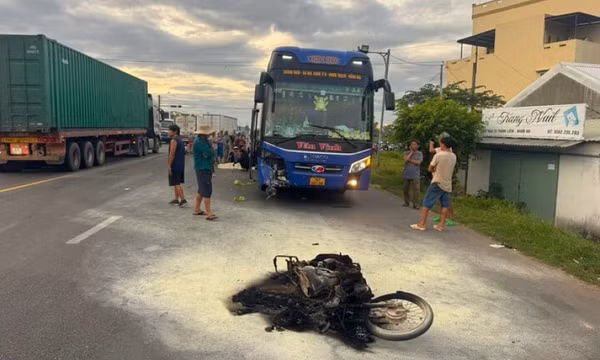 Xe máy cháy rụi sau va chạm ô tô khách, 2 người tử vong tại chỗ