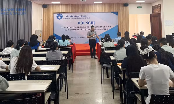 Tuyên truyền, phổ biến, đối thoại Luật BHXH, BHYT tại KCN Cảng biển Hải Hà